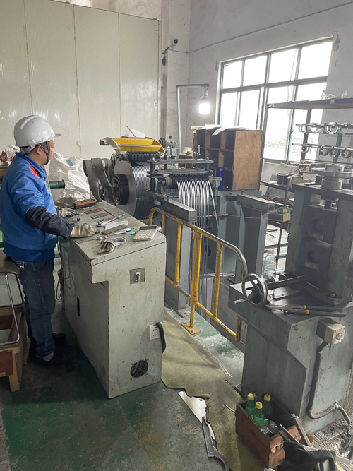 Laatste bedrijfscasus over de kleine workshop voor het roestvrije staal van de de snijmachinemachine van het bladmetaal rolt roterend scheerbeurtblad