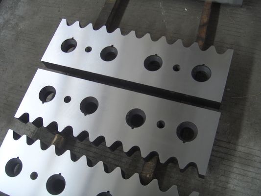 H13K misvormde van het het Bladmes van de Staal Scherende Machine V-vormige de Hydraulische Snijdersbladen